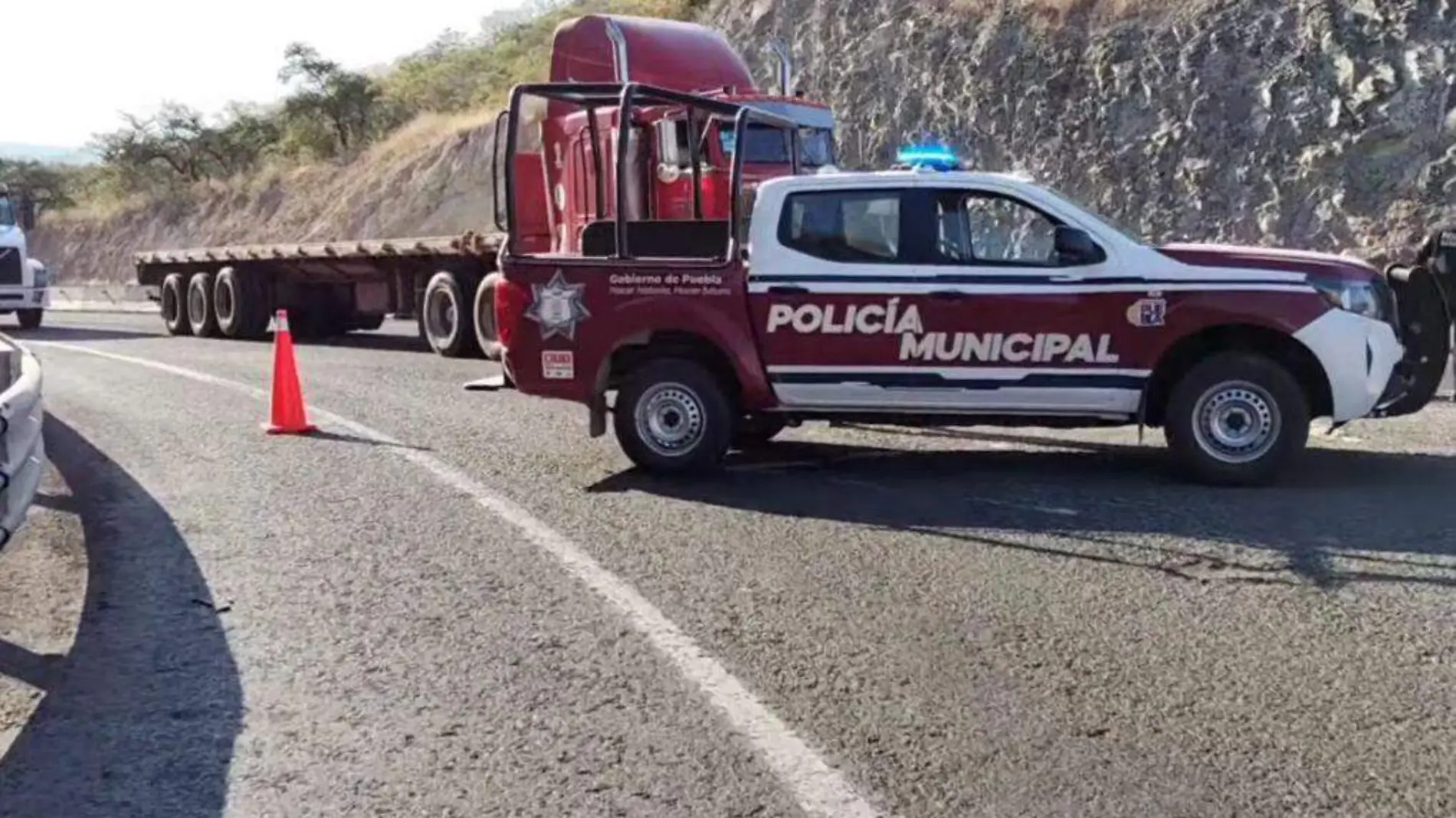 Dos conductores mueren en sus trailers después de impactarse